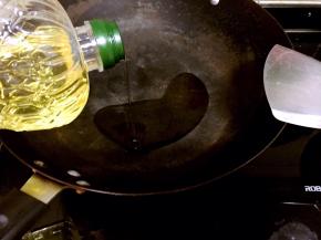 炒锅倒入芥花油烧热。