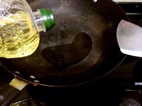 炒锅倒入芥花油烧热。