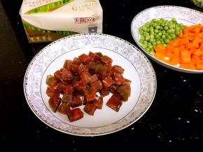 原切牛排切丁。