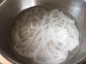 河粉皮，放入清水中，浸泡清洗下；