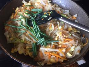 待粉皮都边透明，就可以，调入味极鲜，葱，搅拌下就可以；