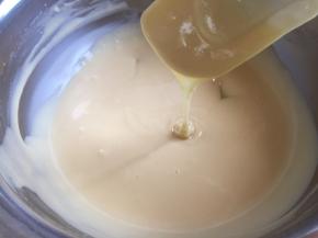 轻轻搅拌，不要画圈，要用翻拌的手法，搅拌至顺滑状态；