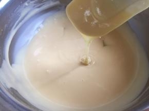 轻轻搅拌，不要画圈，要用翻拌的手法，搅拌至顺滑状态；