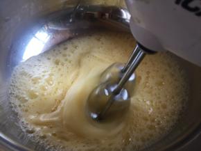 用打蛋器，打发鸡蛋；