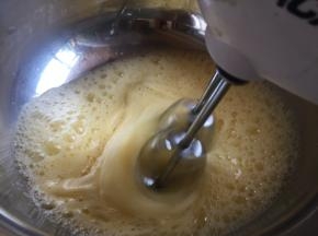 用打蛋器，打发鸡蛋；