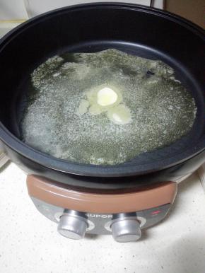 把黄油放入煎烤机，中小火融化