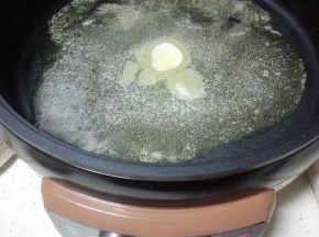 把黄油放入煎烤机，中小火融化