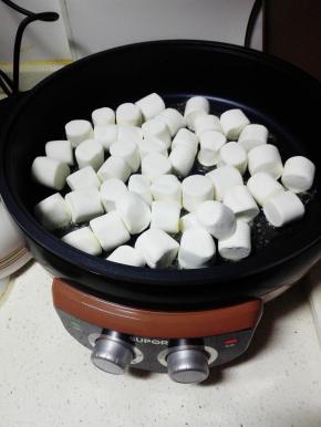 倒入棉花糖，翻炒至融化