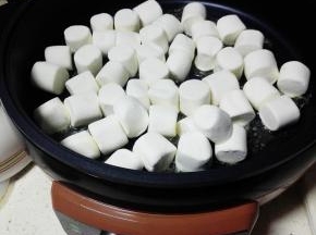 倒入棉花糖，翻炒至融化