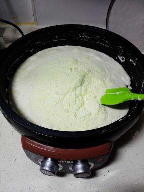 奶粉倒入锅中，搅拌均匀