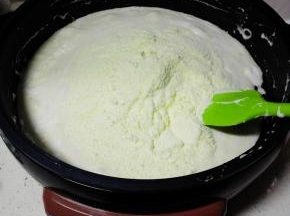 奶粉倒入锅中，搅拌均匀