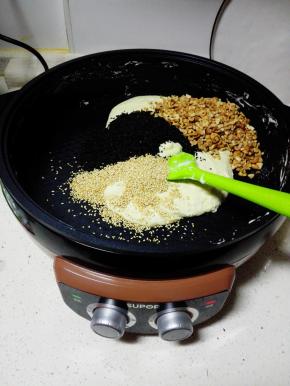 倒入碎花生米，黑白芝麻