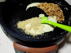 倒入碎花生米，黑白芝麻