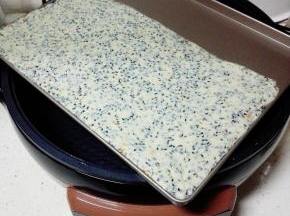 将拌好的糖团放入烤盘内，压平整