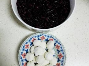 准备材料，红豆黑米粥是提前煮好的