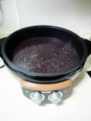 红豆黑米粥倒入煎烤机，加入水