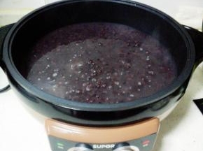 红豆黑米粥倒入煎烤机，加入水