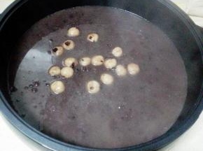 期间记得搅拌下，以免圆子糊底，煮好后即可食用