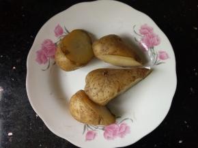 土豆蒸熟，去皮