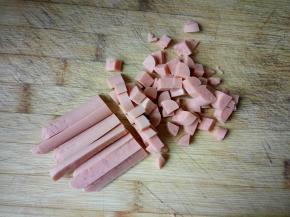 香肠切丁。