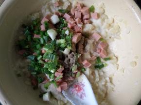 土豆加牛奶压烂，加入香肠丁，葱花，盐和黑胡椒粉，搅拌均匀。