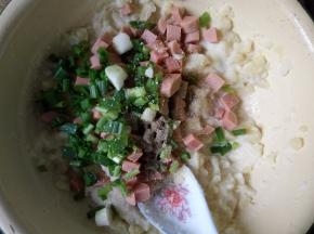 土豆加牛奶压烂，加入香肠丁，葱花，盐和黑胡椒粉，搅拌均匀。