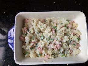 混合物装入耐高温烤碗中。