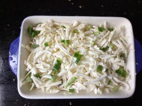 撒上马苏里拉芝士碎，最好铺多一点，烤碗边沿少一点，否则容易焦。