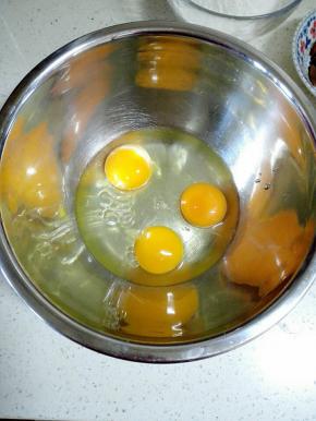 鸡蛋磕入盆中用打蛋器打散