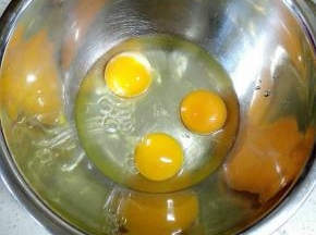 鸡蛋磕入盆中用打蛋器打散