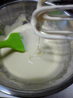 用打蛋器打发至看不到面粉颗粒（高速打发约5分钟）