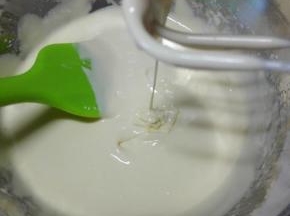 用打蛋器打发至看不到面粉颗粒（高速打发约5分钟）