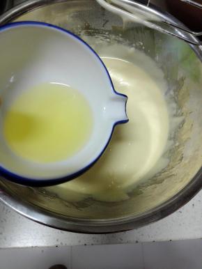 缓缓加入玉米油，边加边搅打，至拌匀