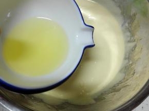 缓缓加入玉米油，边加边搅打，至拌匀