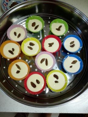 将蛋糕糊倒入硅胶模具中，约20克，7分满，每个模具内放少许葡萄干（没有可不加）