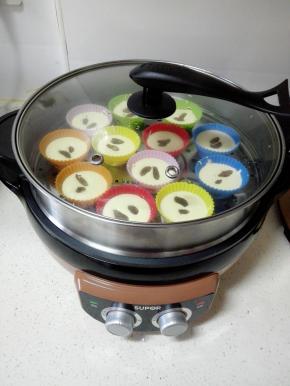 煎烤机内放水，大火烧开后，将模具放入，隔水小火蒸20分钟