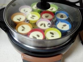 煎烤机内放水，大火烧开后，将模具放入，隔水小火蒸20分钟