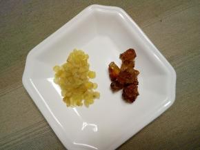 1.皂角米5克和桃胶12克提前12小时浸泡，我是头天晚上放冰箱里泡发。