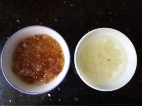 2.泡发后很大，图中左边是桃胶，右边是皂角。天然桃胶泡发后，需反复冲洗掉其中的杂质，皂角米清洗干净后，泡的水可以用来煮羹。