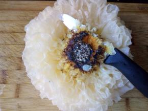 3.我用的是新鲜银耳，不用泡发，切去黑色部分。