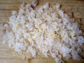 4.取1/4朵，用刀切碎。如果是干银耳，需提前泡发，再切碎。