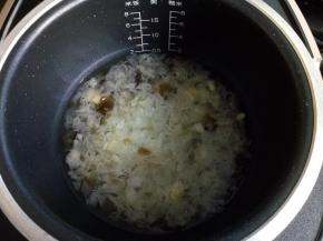 5.把银耳、皂角米和桃胶加入电饭煲，煮大约30分钟，加入冰糖和蔓越莓干，再炖5到10分钟。如果是干银耳，可以先把银耳高压锅炖半小时，再进行此步骤。