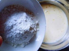 再加入低筋面粉。手动打蛋器抽打均匀。