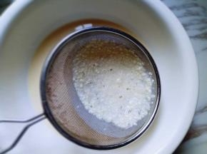 将做好的蛋挞液过细筛。