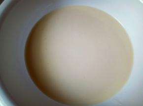 过滤过的蛋挞液非常细腻。