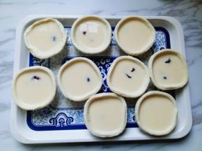 盛入蛋挞液，八分满即可。