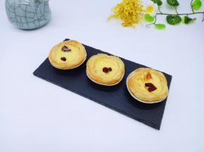 戴上隔热手套，取出烤盘，凉一会即可开吃。