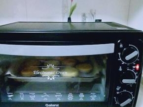 烤箱210度预热5分钟，蛋挞入烤箱中层210度烤18-20分钟。【根据自家烤箱性能另定】注意观察颜色