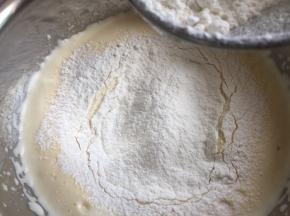 筛入低粉和泡打粉的混合物；