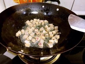爆香葱姜，下入牛肉丁煸炒出香味。